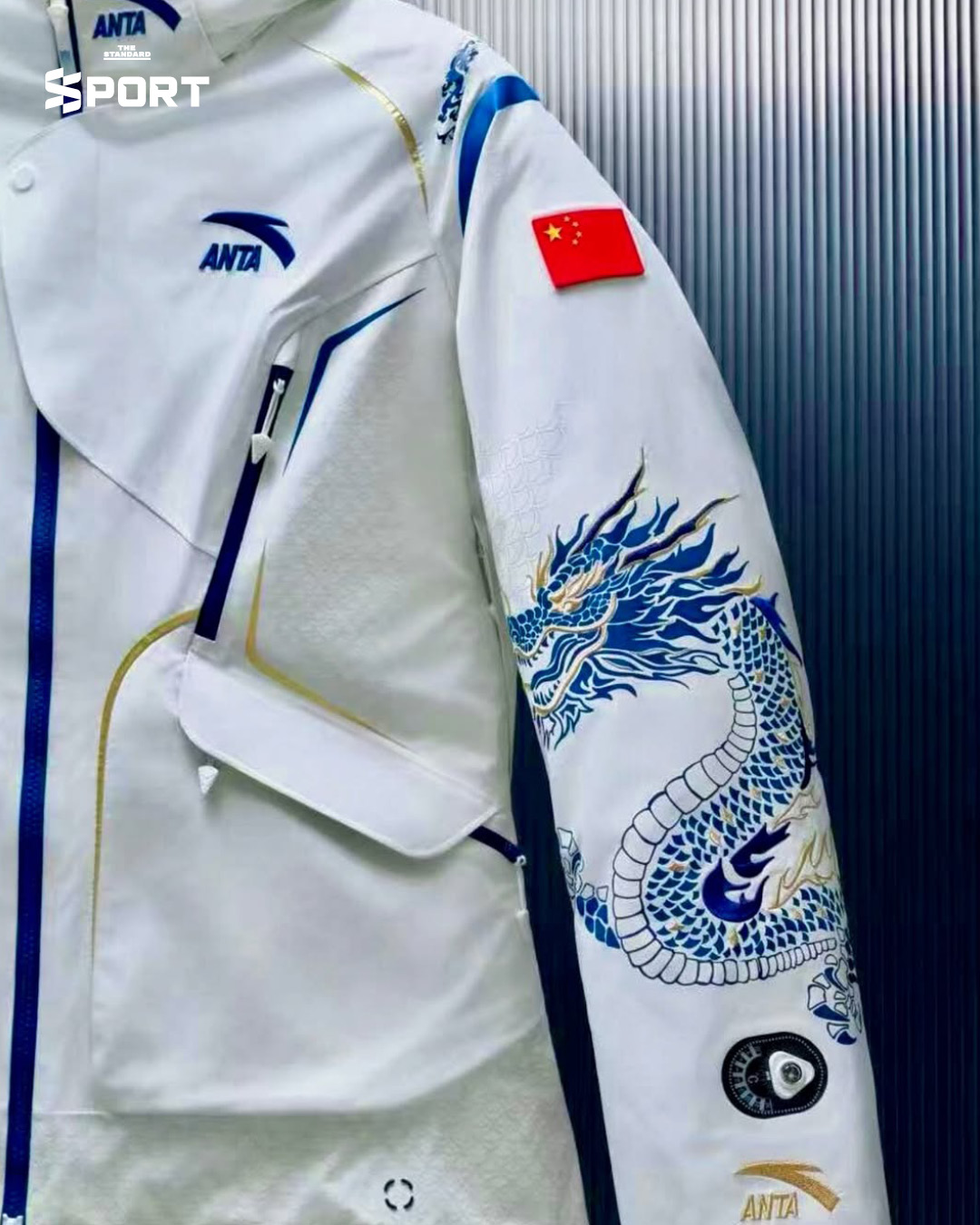 Eileen Gu นักฟรีสไตล์สกีในชุดแข่งลายครามจีน พร้อม Labubu เตรียมสำหรับโอลิมปิกฤดูหนาว 2026 3