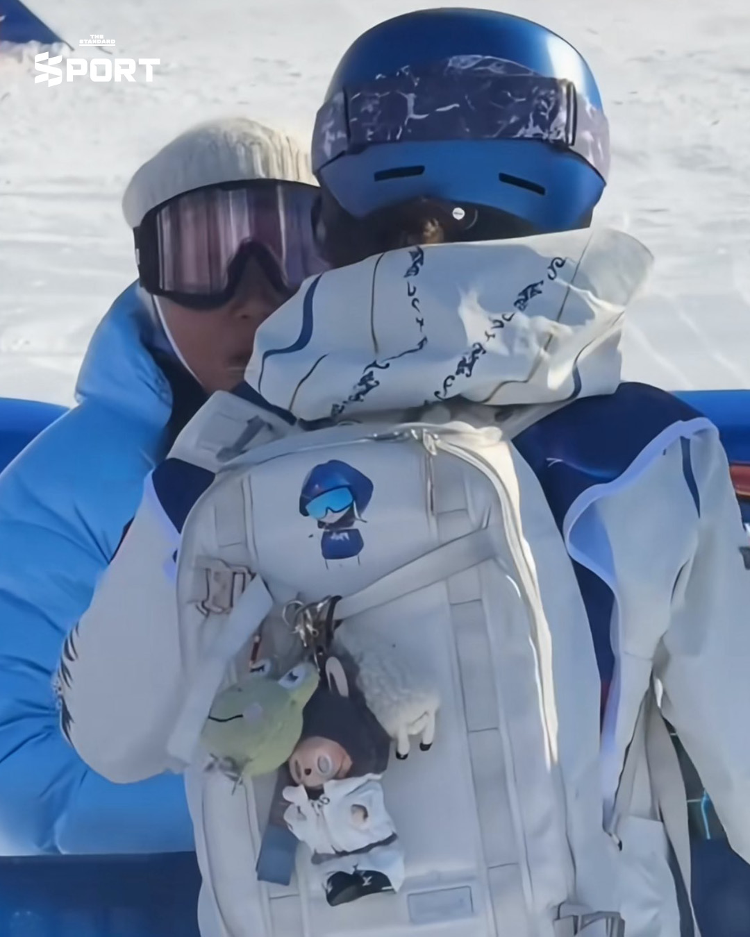 Eileen Gu นักฟรีสไตล์สกีในชุดแข่งลายครามจีน พร้อม Labubu เตรียมสำหรับโอลิมปิกฤดูหนาว 2026 4