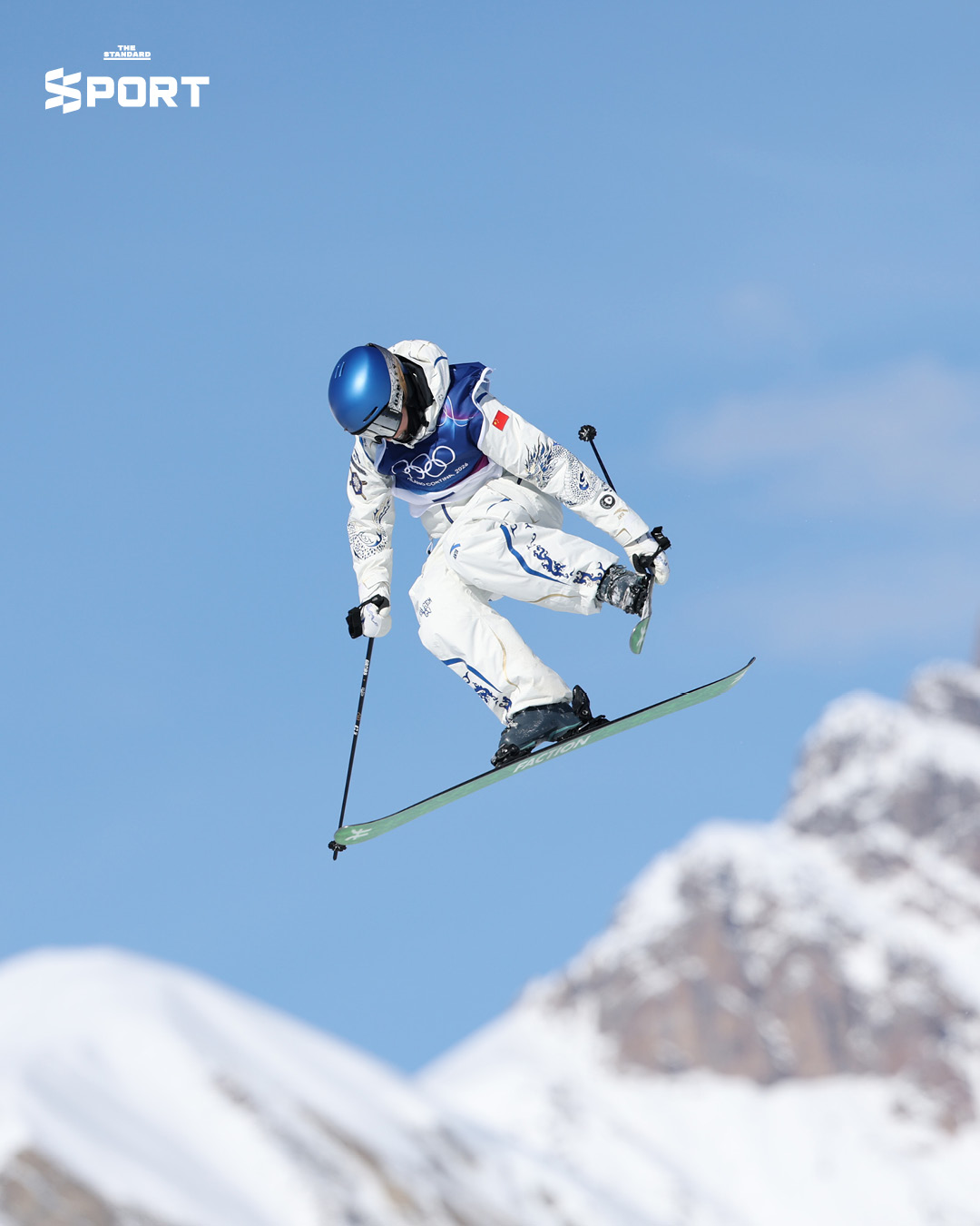 Eileen Gu นักฟรีสไตล์สกีในชุดแข่งลายครามจีน พร้อม Labubu เตรียมสำหรับโอลิมปิกฤดูหนาว 2026 5