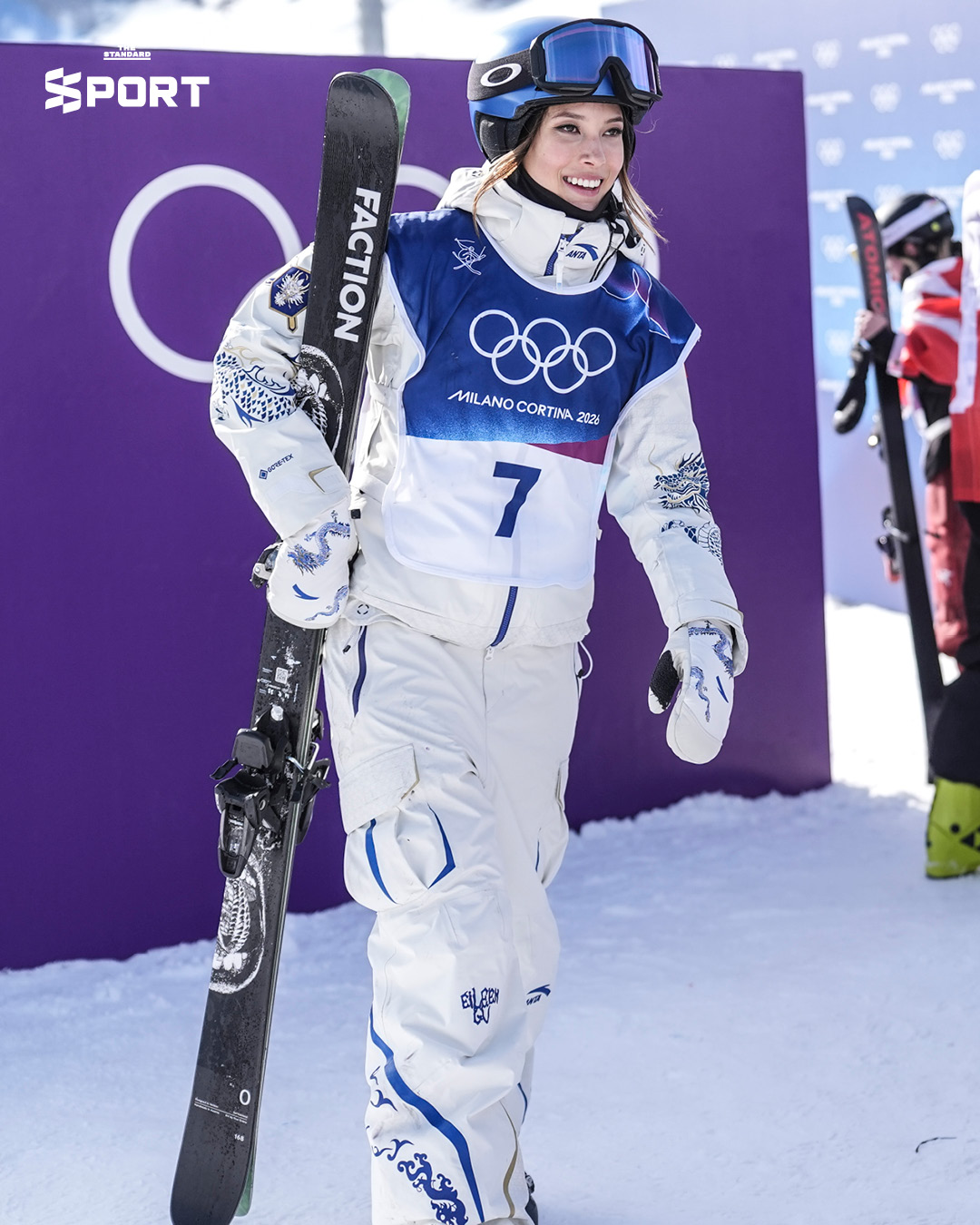 Eileen Gu นักฟรีสไตล์สกีในชุดแข่งลายครามจีน พร้อม Labubu เตรียมสำหรับโอลิมปิกฤดูหนาว 2026 6