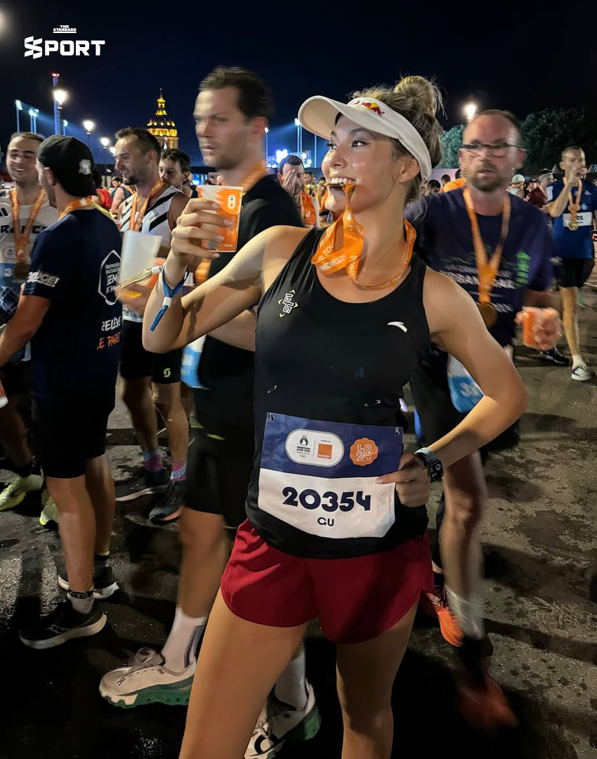 Eileen Gu (กู่ อ้ายหลิง) ในชุดกีฬาขณะกำลังวิ่งมาราธอน 2