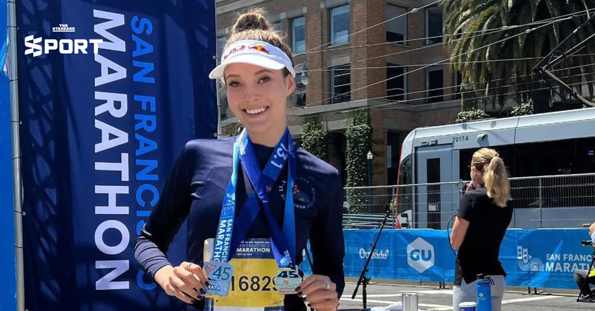 Eileen Gu (กู่ อ้ายหลิง) ในชุดกีฬาขณะกำลังวิ่งมาราธอน