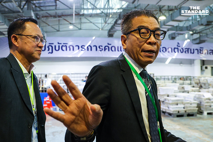 ภาพการเปิดศูนย์คัดแยกบัตรเลือกตั้งล่วงหน้า-นอกราชอาณาจักร โดย คณะกรรมการการเลือกตั้ง (กกต.) และหน่วยงานที่เกี่ยวข้อง โดยมี แสวง บุญมี เลขาธิการ กกต. ร่วมตรวจสอบและให้ความมั่นใจในความโปร่งใส 1