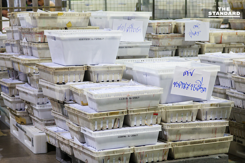 ภาพการเปิดศูนย์คัดแยกบัตรเลือกตั้งล่วงหน้า-นอกราชอาณาจักร โดย คณะกรรมการการเลือกตั้ง (กกต.) และหน่วยงานที่เกี่ยวข้อง โดยมี แสวง บุญมี เลขาธิการ กกต. ร่วมตรวจสอบและให้ความมั่นใจในความโปร่งใส 10