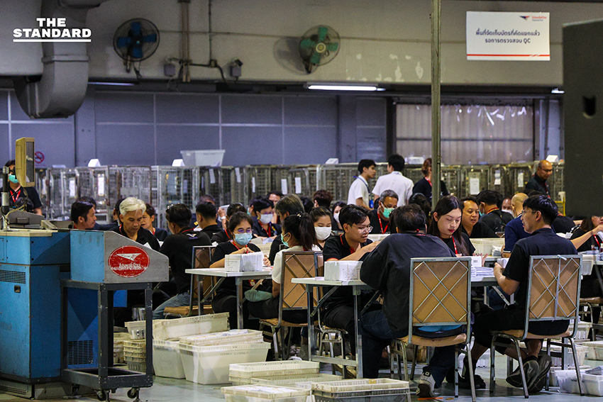 ภาพการเปิดศูนย์คัดแยกบัตรเลือกตั้งล่วงหน้า-นอกราชอาณาจักร โดย คณะกรรมการการเลือกตั้ง (กกต.) และหน่วยงานที่เกี่ยวข้อง โดยมี แสวง บุญมี เลขาธิการ กกต. ร่วมตรวจสอบและให้ความมั่นใจในความโปร่งใส 12