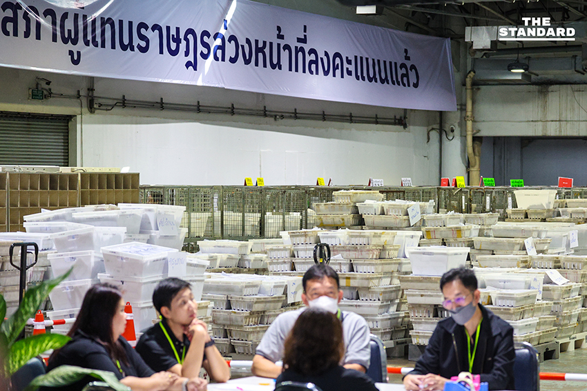 ภาพการเปิดศูนย์คัดแยกบัตรเลือกตั้งล่วงหน้า-นอกราชอาณาจักร โดย คณะกรรมการการเลือกตั้ง (กกต.) และหน่วยงานที่เกี่ยวข้อง โดยมี แสวง บุญมี เลขาธิการ กกต. ร่วมตรวจสอบและให้ความมั่นใจในความโปร่งใส 13