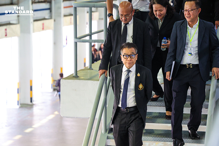 ภาพการเปิดศูนย์คัดแยกบัตรเลือกตั้งล่วงหน้า-นอกราชอาณาจักร โดย คณะกรรมการการเลือกตั้ง (กกต.) และหน่วยงานที่เกี่ยวข้อง โดยมี แสวง บุญมี เลขาธิการ กกต. ร่วมตรวจสอบและให้ความมั่นใจในความโปร่งใส 15