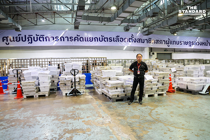 ภาพการเปิดศูนย์คัดแยกบัตรเลือกตั้งล่วงหน้า-นอกราชอาณาจักร โดย คณะกรรมการการเลือกตั้ง (กกต.) และหน่วยงานที่เกี่ยวข้อง โดยมี แสวง บุญมี เลขาธิการ กกต. ร่วมตรวจสอบและให้ความมั่นใจในความโปร่งใส 3