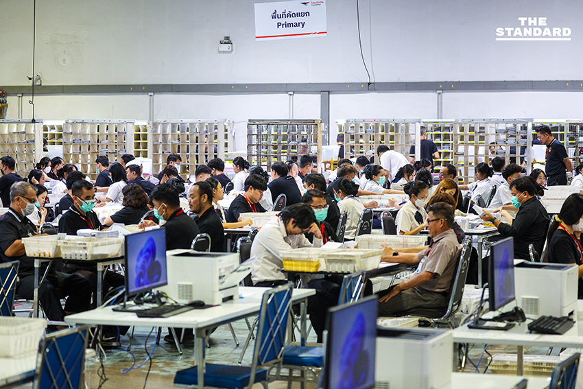 ภาพการเปิดศูนย์คัดแยกบัตรเลือกตั้งล่วงหน้า-นอกราชอาณาจักร โดย คณะกรรมการการเลือกตั้ง (กกต.) และหน่วยงานที่เกี่ยวข้อง โดยมี แสวง บุญมี เลขาธิการ กกต. ร่วมตรวจสอบและให้ความมั่นใจในความโปร่งใส 4