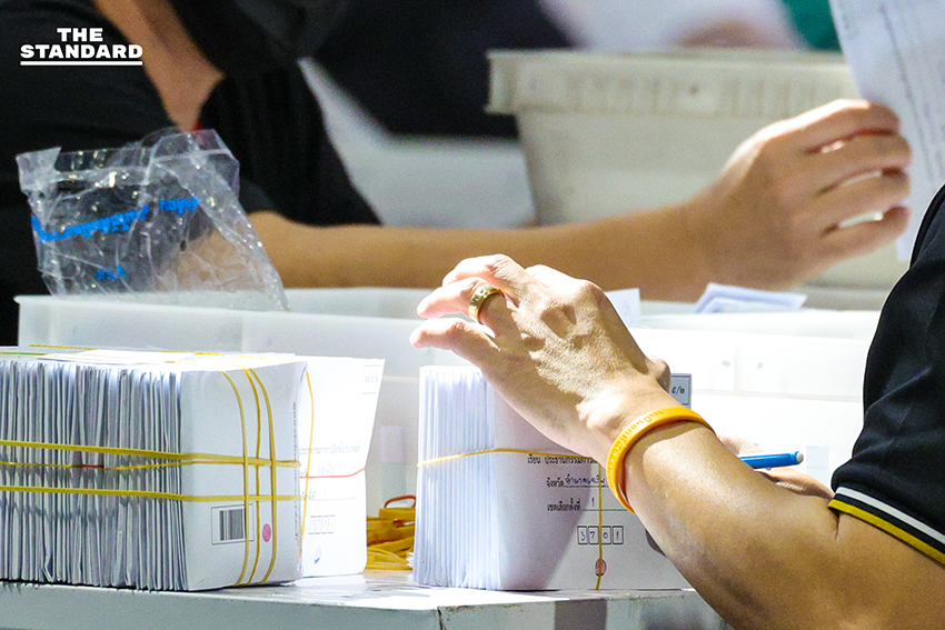 ภาพการเปิดศูนย์คัดแยกบัตรเลือกตั้งล่วงหน้า-นอกราชอาณาจักร โดย คณะกรรมการการเลือกตั้ง (กกต.) และหน่วยงานที่เกี่ยวข้อง โดยมี แสวง บุญมี เลขาธิการ กกต. ร่วมตรวจสอบและให้ความมั่นใจในความโปร่งใส 5