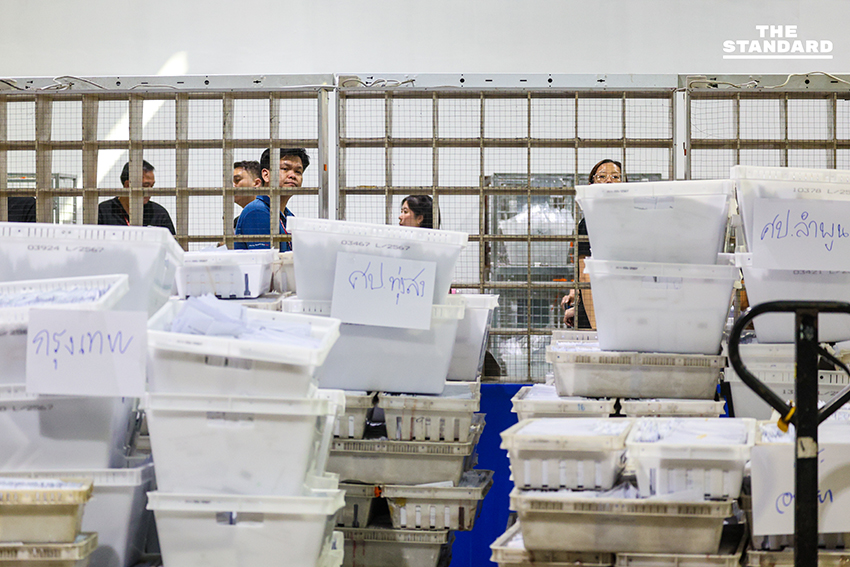 ภาพการเปิดศูนย์คัดแยกบัตรเลือกตั้งล่วงหน้า-นอกราชอาณาจักร โดย คณะกรรมการการเลือกตั้ง (กกต.) และหน่วยงานที่เกี่ยวข้อง โดยมี แสวง บุญมี เลขาธิการ กกต. ร่วมตรวจสอบและให้ความมั่นใจในความโปร่งใส 8