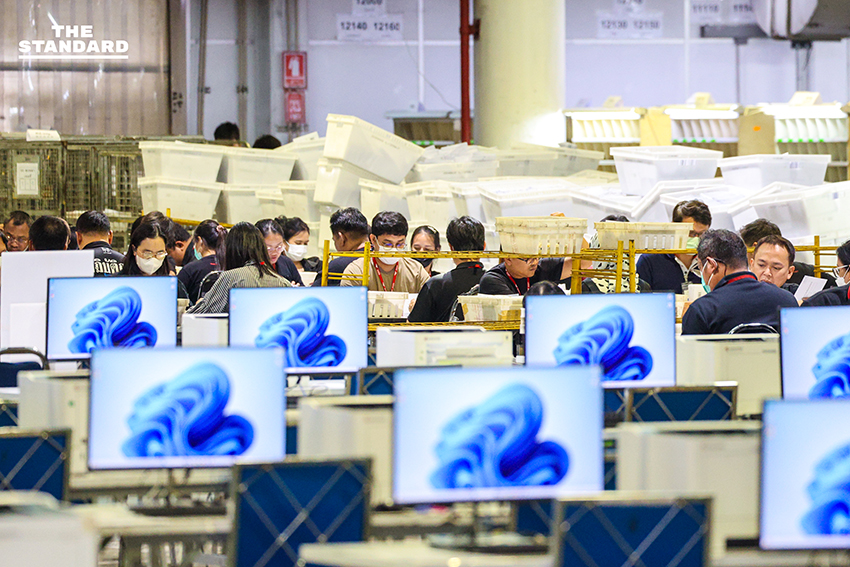 ภาพการเปิดศูนย์คัดแยกบัตรเลือกตั้งล่วงหน้า-นอกราชอาณาจักร โดย คณะกรรมการการเลือกตั้ง (กกต.) และหน่วยงานที่เกี่ยวข้อง โดยมี แสวง บุญมี เลขาธิการ กกต. ร่วมตรวจสอบและให้ความมั่นใจในความโปร่งใส 9