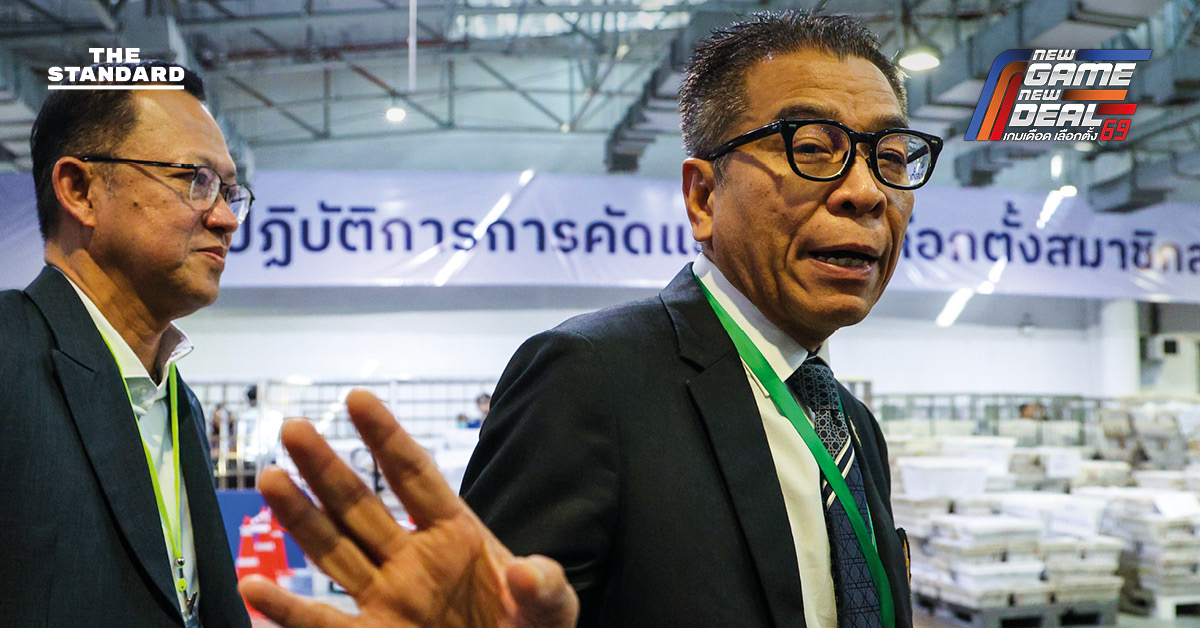 ภาพการเปิดศูนย์คัดแยกบัตรเลือกตั้งล่วงหน้า-นอกราชอาณาจักร โดย คณะกรรมการการเลือกตั้ง (กกต.) และหน่วยงานที่เกี่ยวข้อง โดยมี แสวง บุญมี เลขาธิการ กกต. ร่วมตรวจสอบและให้ความมั่นใจในความโปร่งใส