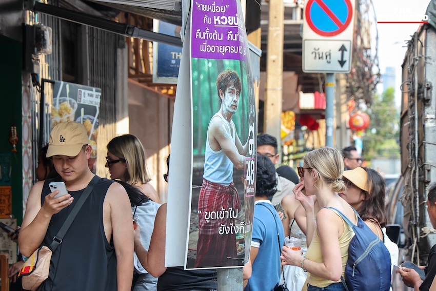 ภาพมุมสูงป้ายหาเสียงของพรรคการเมืองและผู้สมัครที่ยังตกค้างบนทางเท้าและเสาไฟฟ้าหลังการเลือกตั้งในกรุงเทพมหานคร 10