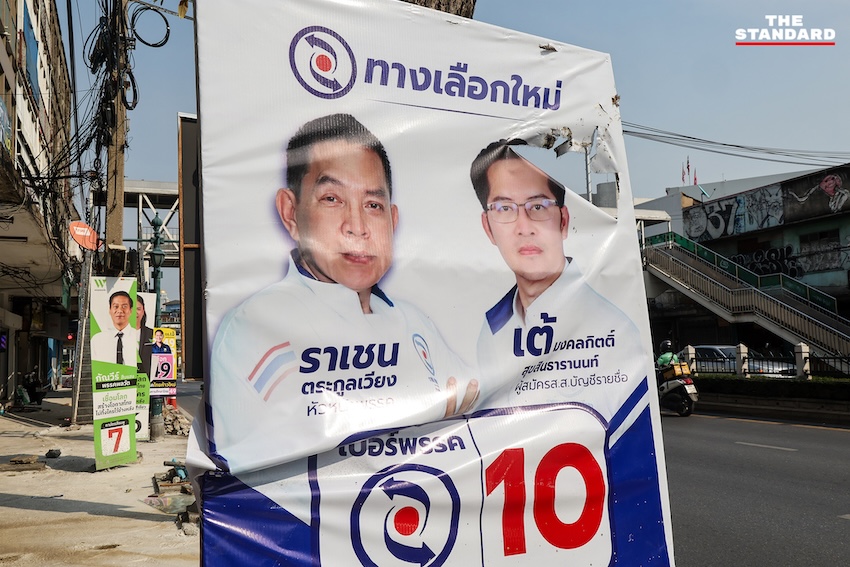 ภาพมุมสูงป้ายหาเสียงของพรรคการเมืองและผู้สมัครที่ยังตกค้างบนทางเท้าและเสาไฟฟ้าหลังการเลือกตั้งในกรุงเทพมหานคร 11