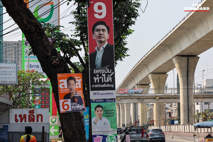 ภาพมุมสูงป้ายหาเสียงของพรรคการเมืองและผู้สมัครที่ยังตกค้างบนทางเท้าและเสาไฟฟ้าหลังการเลือกตั้งในกรุงเทพมหานคร 12