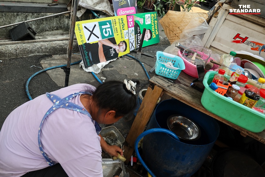 ภาพมุมสูงป้ายหาเสียงของพรรคการเมืองและผู้สมัครที่ยังตกค้างบนทางเท้าและเสาไฟฟ้าหลังการเลือกตั้งในกรุงเทพมหานคร 14