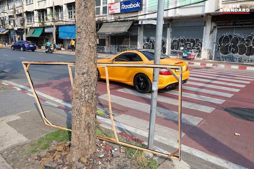 ภาพมุมสูงป้ายหาเสียงของพรรคการเมืองและผู้สมัครที่ยังตกค้างบนทางเท้าและเสาไฟฟ้าหลังการเลือกตั้งในกรุงเทพมหานคร 15