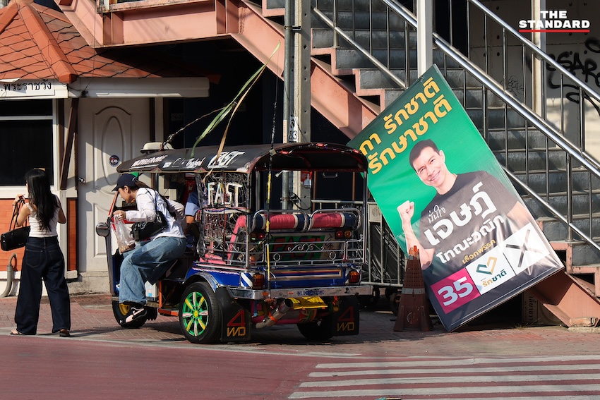 ภาพมุมสูงป้ายหาเสียงของพรรคการเมืองและผู้สมัครที่ยังตกค้างบนทางเท้าและเสาไฟฟ้าหลังการเลือกตั้งในกรุงเทพมหานคร 2