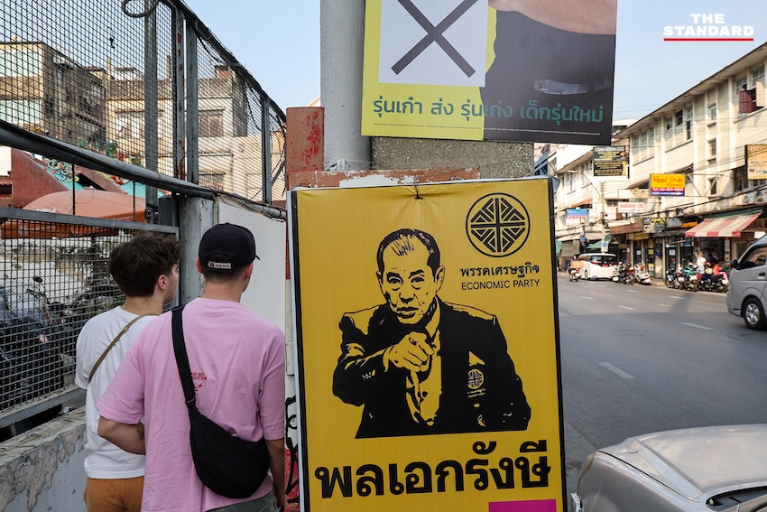 ภาพมุมสูงป้ายหาเสียงของพรรคการเมืองและผู้สมัครที่ยังตกค้างบนทางเท้าและเสาไฟฟ้าหลังการเลือกตั้งในกรุงเทพมหานคร 5