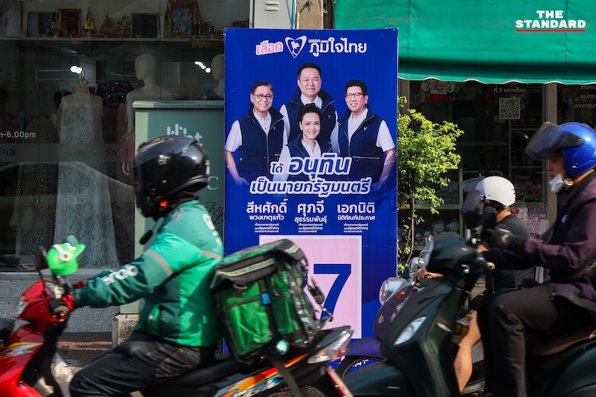 ภาพมุมสูงป้ายหาเสียงของพรรคการเมืองและผู้สมัครที่ยังตกค้างบนทางเท้าและเสาไฟฟ้าหลังการเลือกตั้งในกรุงเทพมหานคร 7