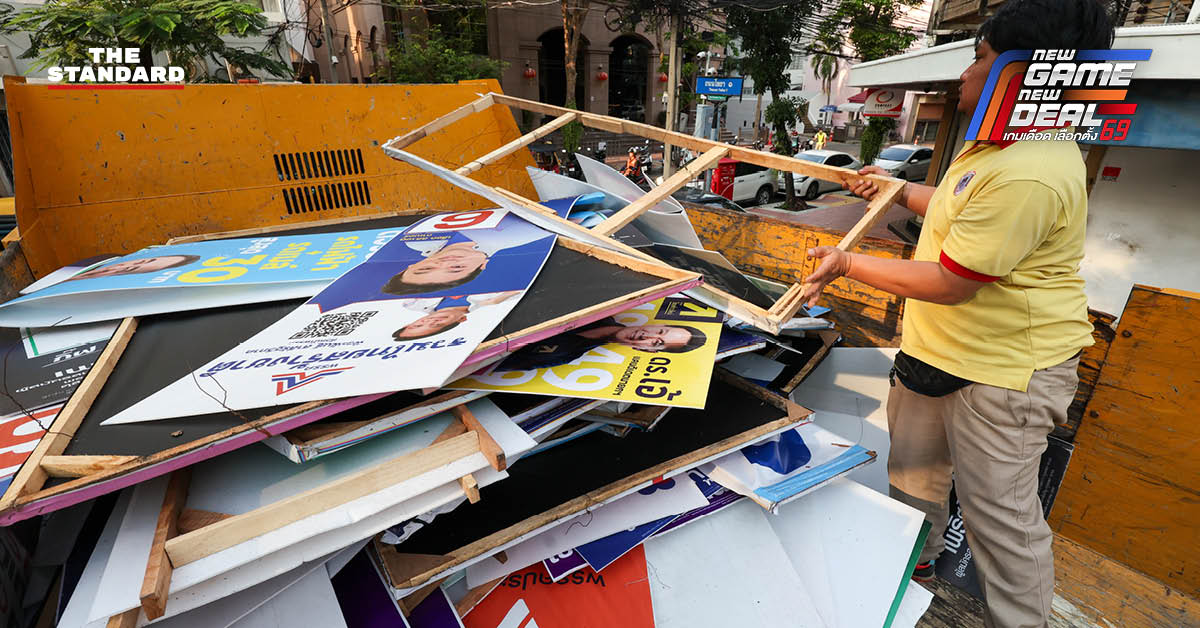 ภาพมุมสูงป้ายหาเสียงของพรรคการเมืองและผู้สมัครที่ยังตกค้างบนทางเท้าและเสาไฟฟ้าหลังการเลือกตั้งในกรุงเทพมหานคร