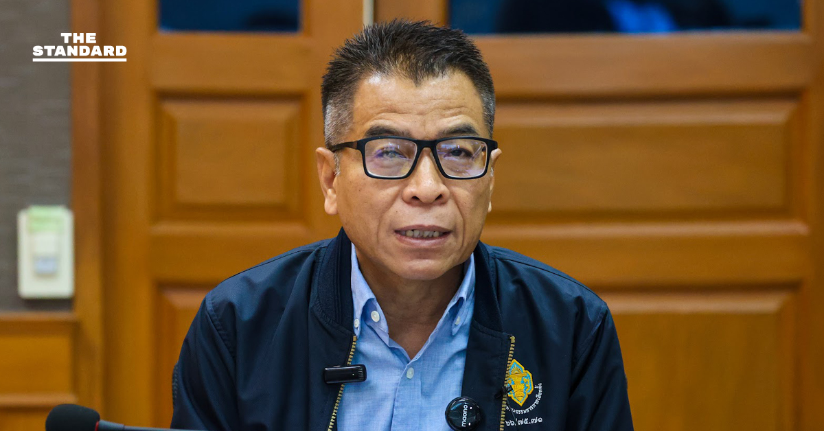 เจ้าหน้าที่ กกต. ตรวจสอบบัญชีรายชื่อผู้สมัครที่หน่วยเลือกตั้ง เตรียมพร้อมสำหรับการเลือกตั้ง