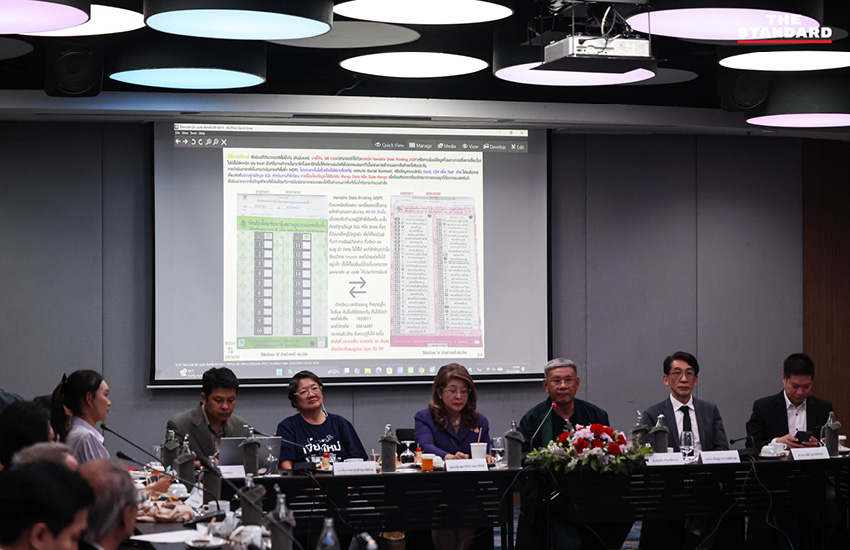 สมชัย ศรีสุทธิยากร และภาคประชาชนสาธิตการเลือกตั้งจำลอง เพื่อตรวจสอบบัตรเลือกตั้งที่มีบาร์โค้ดว่าไม่เป็นความลับ 1