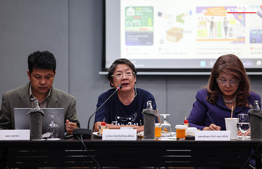 สมชัย ศรีสุทธิยากร และภาคประชาชนสาธิตการเลือกตั้งจำลอง เพื่อตรวจสอบบัตรเลือกตั้งที่มีบาร์โค้ดว่าไม่เป็นความลับ 6