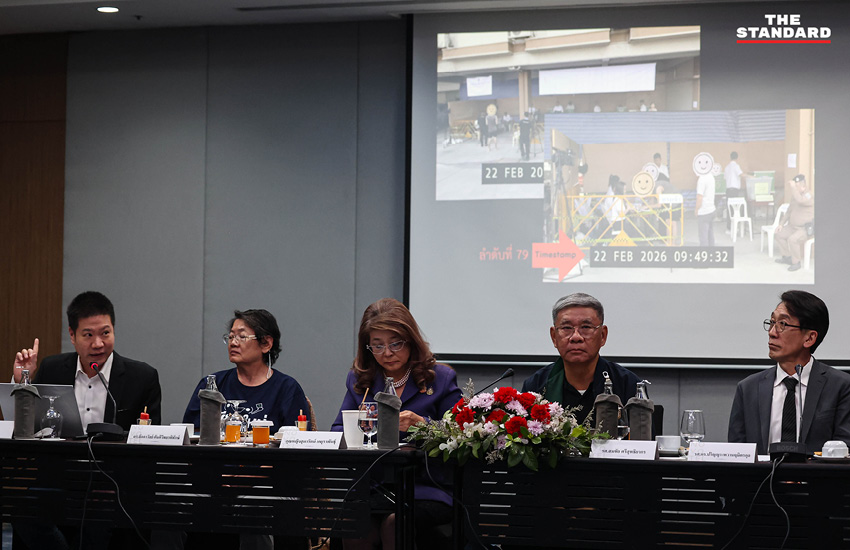 สมชัย ศรีสุทธิยากร และภาคประชาชนสาธิตการเลือกตั้งจำลอง เพื่อตรวจสอบบัตรเลือกตั้งที่มีบาร์โค้ดว่าไม่เป็นความลับ 8