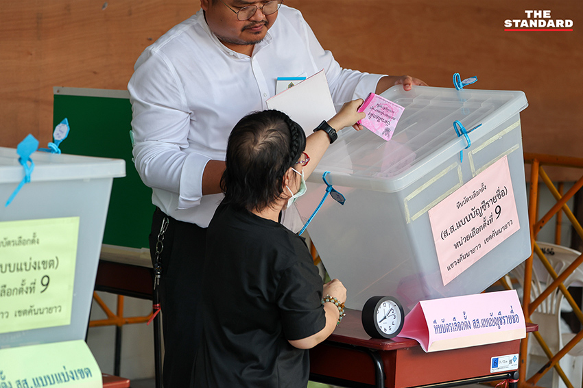 บรรยากาศการเปิดหีบเลือกตั้งและนับคะแนนใหม่ หน่วยเลือกตั้งที่ 9-10 เขต 15 คันนายาว กกต. ย้ายคูหาใต้อาคาร มีประชาชนและฝ่ายการเมืองร่วมสังเกตการณ์ 1