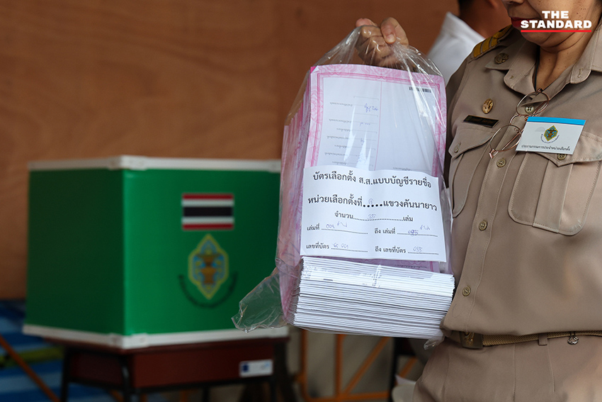 บรรยากาศการเปิดหีบเลือกตั้งและนับคะแนนใหม่ หน่วยเลือกตั้งที่ 9-10 เขต 15 คันนายาว กกต. ย้ายคูหาใต้อาคาร มีประชาชนและฝ่ายการเมืองร่วมสังเกตการณ์ 2