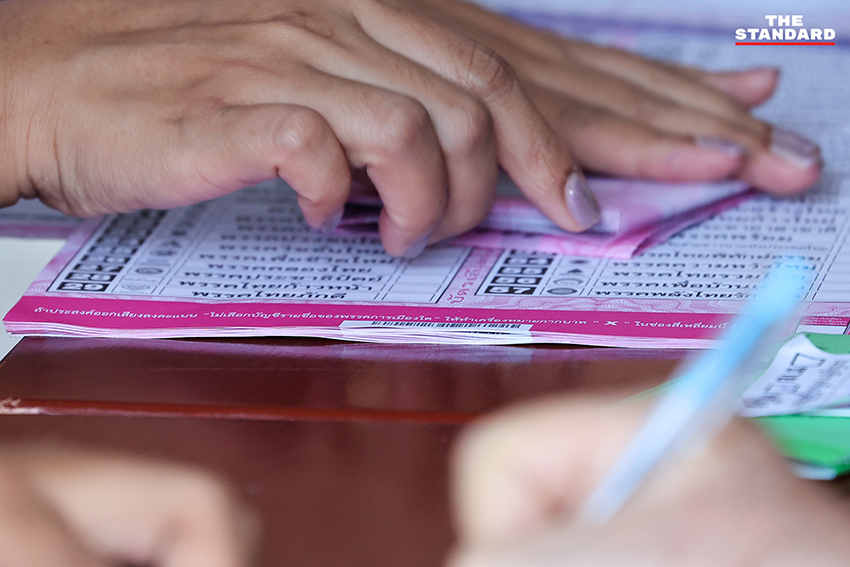 บรรยากาศการเปิดหีบเลือกตั้งและนับคะแนนใหม่ หน่วยเลือกตั้งที่ 9-10 เขต 15 คันนายาว กกต. ย้ายคูหาใต้อาคาร มีประชาชนและฝ่ายการเมืองร่วมสังเกตการณ์ 3