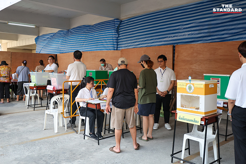 บรรยากาศการเปิดหีบเลือกตั้งและนับคะแนนใหม่ หน่วยเลือกตั้งที่ 9-10 เขต 15 คันนายาว กกต. ย้ายคูหาใต้อาคาร มีประชาชนและฝ่ายการเมืองร่วมสังเกตการณ์ 4