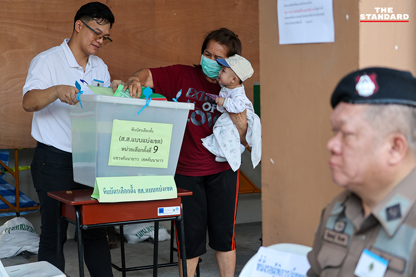 บรรยากาศการเปิดหีบเลือกตั้งและนับคะแนนใหม่ หน่วยเลือกตั้งที่ 9-10 เขต 15 คันนายาว กกต. ย้ายคูหาใต้อาคาร มีประชาชนและฝ่ายการเมืองร่วมสังเกตการณ์ 5