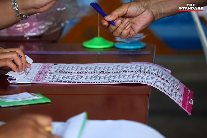 บรรยากาศการเปิดหีบเลือกตั้งและนับคะแนนใหม่ หน่วยเลือกตั้งที่ 9-10 เขต 15 คันนายาว กกต. ย้ายคูหาใต้อาคาร มีประชาชนและฝ่ายการเมืองร่วมสังเกตการณ์ 6