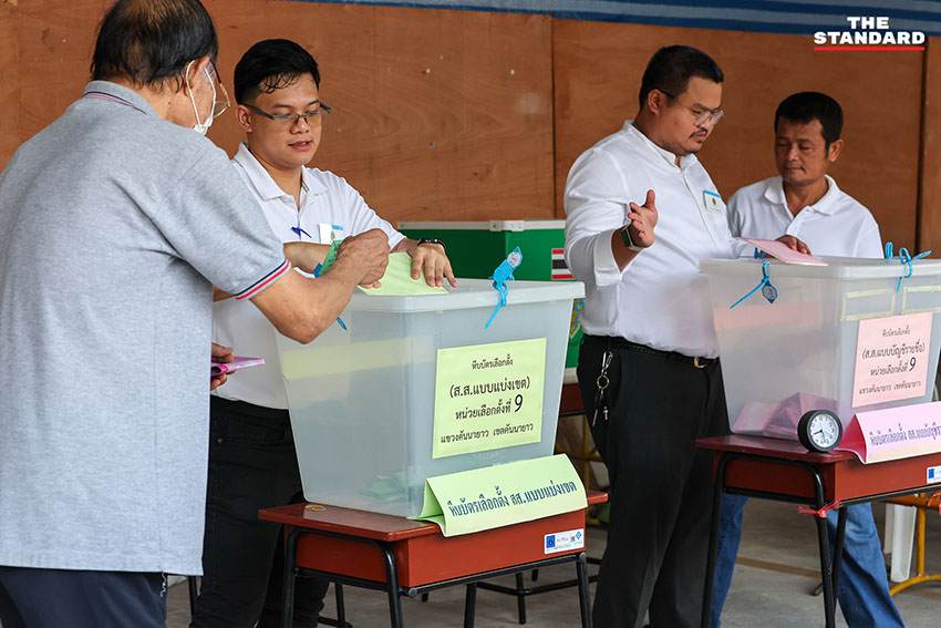 บรรยากาศการเปิดหีบเลือกตั้งและนับคะแนนใหม่ หน่วยเลือกตั้งที่ 9-10 เขต 15 คันนายาว กกต. ย้ายคูหาใต้อาคาร มีประชาชนและฝ่ายการเมืองร่วมสังเกตการณ์ 7