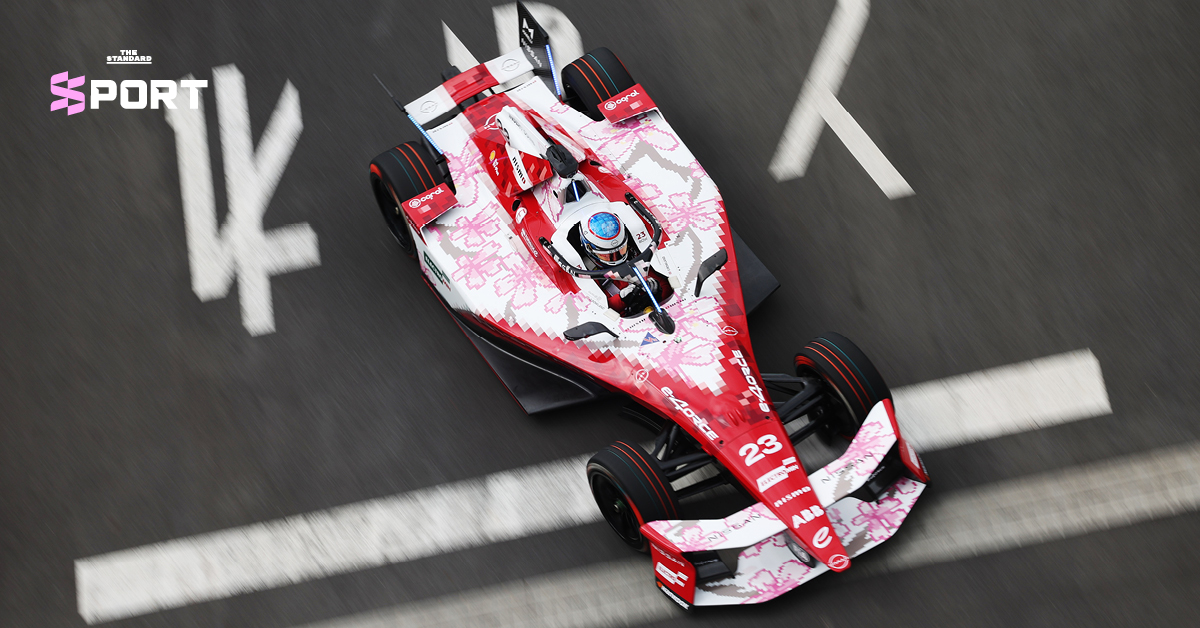 รถแข่ง Formula E กำลังวิ่งในสนามเวลากลางคืนใน กรุงโตเกียว โดยมีแสงไฟจากอาคารบ้านเรือนเป็นฉากหลัง