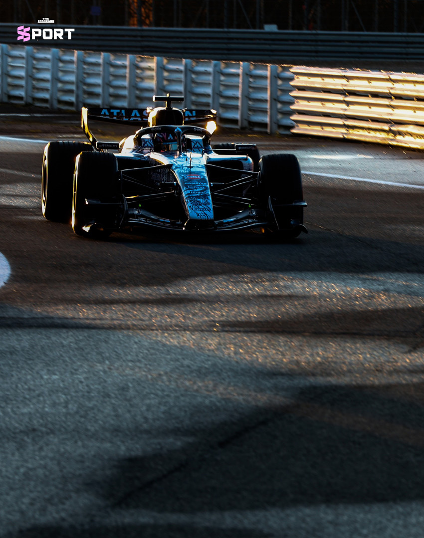 รถแข่ง FW48 ของทีม Atlassian Williams F1 ขณะทดสอบในสนามซิลเวอร์สโตน ด้วยลวดลาย Flow State Testing Livery ที่แฟนๆ โหวตเลือก 1