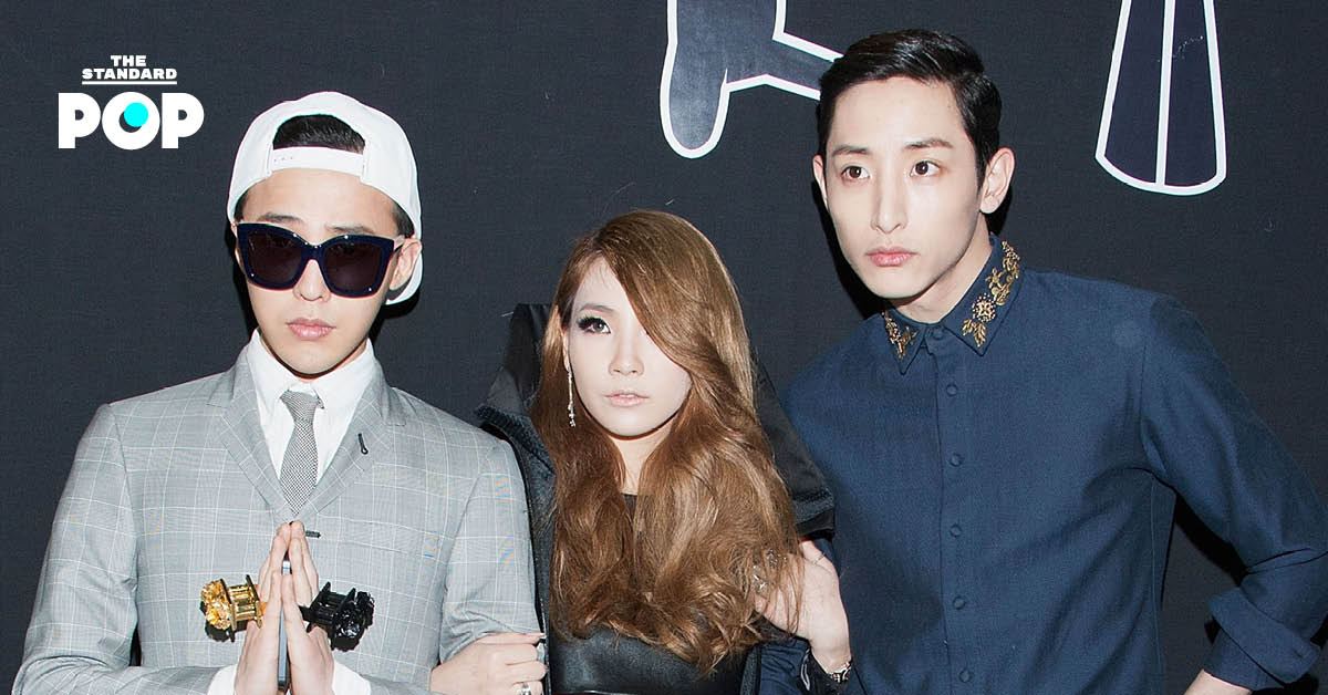 G-DRAGON และ Lee Soo Hyuk กำลังพูดคุยกันอย่างสนุกสนาน