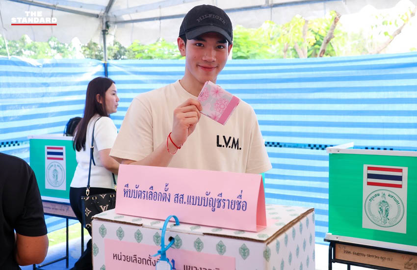 ภาพ เจมีไนน์-โฟร์ท นักแสดงจาก GMMTV ขณะใช้สิทธิเลือกตั้งในกรุงเทพมหานคร โดยมีแฟนคลับให้ความสนใจจำนวนมาก 1