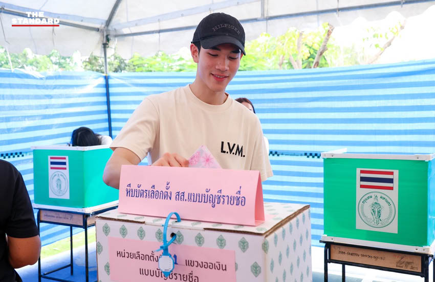 ภาพ เจมีไนน์-โฟร์ท นักแสดงจาก GMMTV ขณะใช้สิทธิเลือกตั้งในกรุงเทพมหานคร โดยมีแฟนคลับให้ความสนใจจำนวนมาก 4