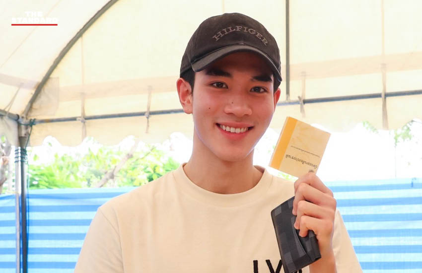 ภาพ เจมีไนน์-โฟร์ท นักแสดงจาก GMMTV ขณะใช้สิทธิเลือกตั้งในกรุงเทพมหานคร โดยมีแฟนคลับให้ความสนใจจำนวนมาก 5