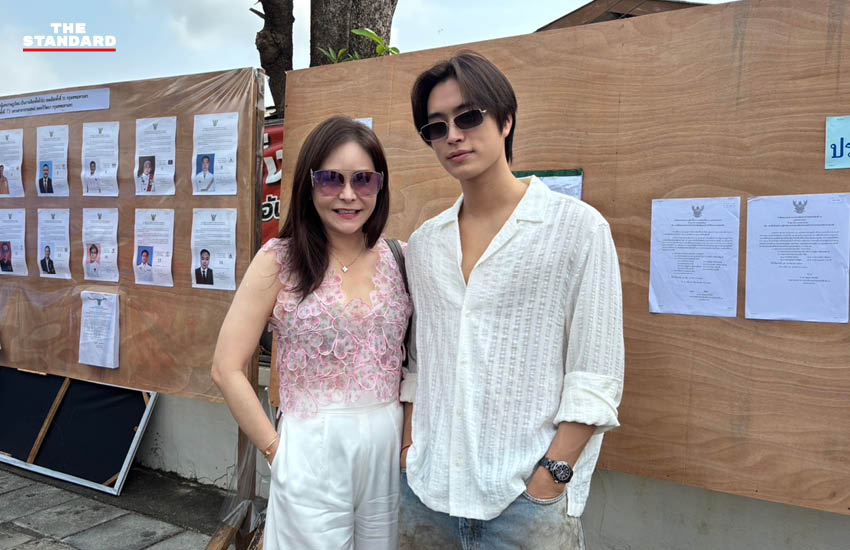 ภาพ เจมีไนน์-โฟร์ท นักแสดงจาก GMMTV ขณะใช้สิทธิเลือกตั้งในกรุงเทพมหานคร โดยมีแฟนคลับให้ความสนใจจำนวนมาก 6