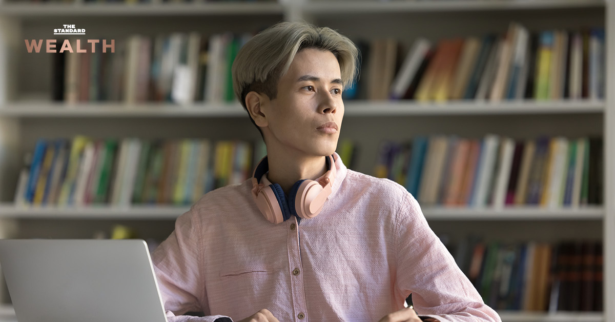 ภาพพนักงาน Gen Z กำลังครุ่นคิด พร้อมข้อความ 'Gen Z ไทยกว่า 50% วางแผนลาออกภายใน 1-2 ปี' แสดงถึงความท้าทายในตลาดแรงงาน