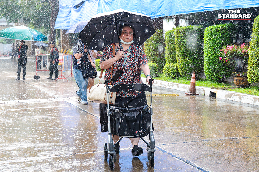 ประชาชนเข้าคิวรอใช้สิทธิลงประชามติท่ามกลางสายฝน ที่หน่วยเลือกตั้งกรมประชาสัมพันธ์ ย่านอารีย์ 1