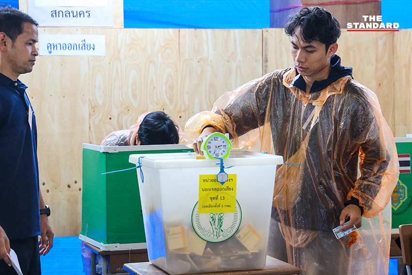 ประชาชนเข้าคิวรอใช้สิทธิลงประชามติท่ามกลางสายฝน ที่หน่วยเลือกตั้งกรมประชาสัมพันธ์ ย่านอารีย์ 2