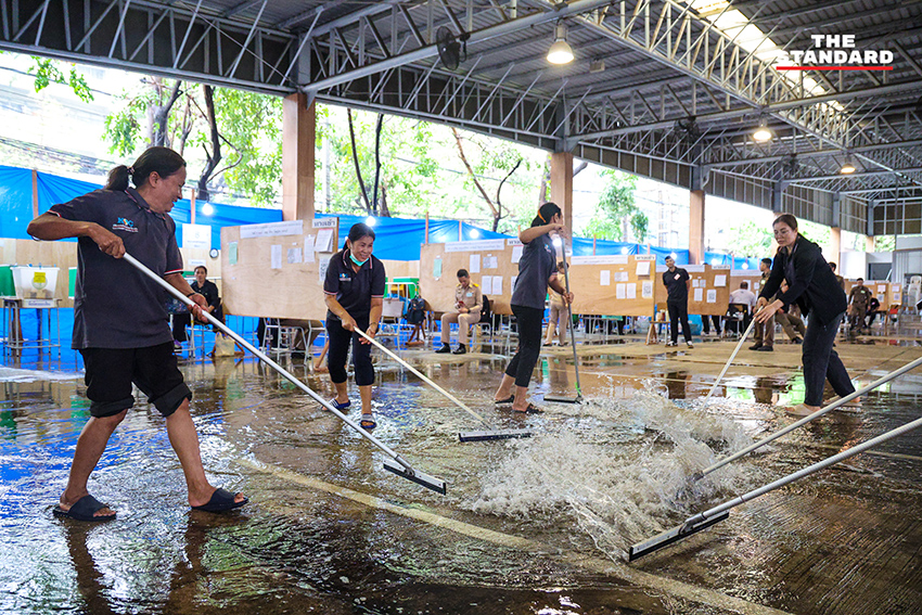 ประชาชนเข้าคิวรอใช้สิทธิลงประชามติท่ามกลางสายฝน ที่หน่วยเลือกตั้งกรมประชาสัมพันธ์ ย่านอารีย์ 3