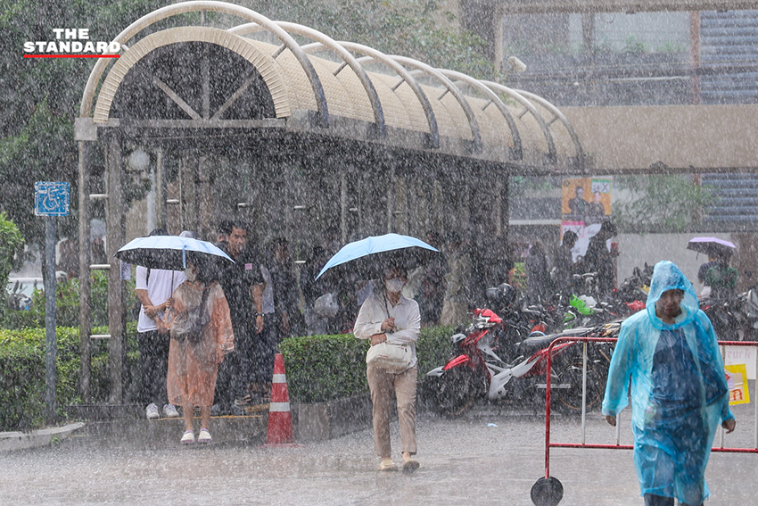 ประชาชนเข้าคิวรอใช้สิทธิลงประชามติท่ามกลางสายฝน ที่หน่วยเลือกตั้งกรมประชาสัมพันธ์ ย่านอารีย์ 4