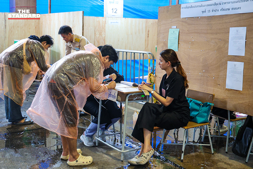 ประชาชนเข้าคิวรอใช้สิทธิลงประชามติท่ามกลางสายฝน ที่หน่วยเลือกตั้งกรมประชาสัมพันธ์ ย่านอารีย์ 7